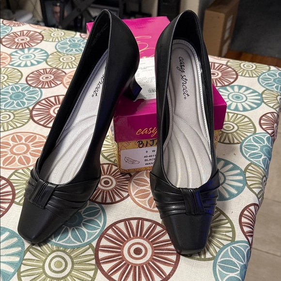 Easy Street Black Heels 9W - Picture 7 of 7